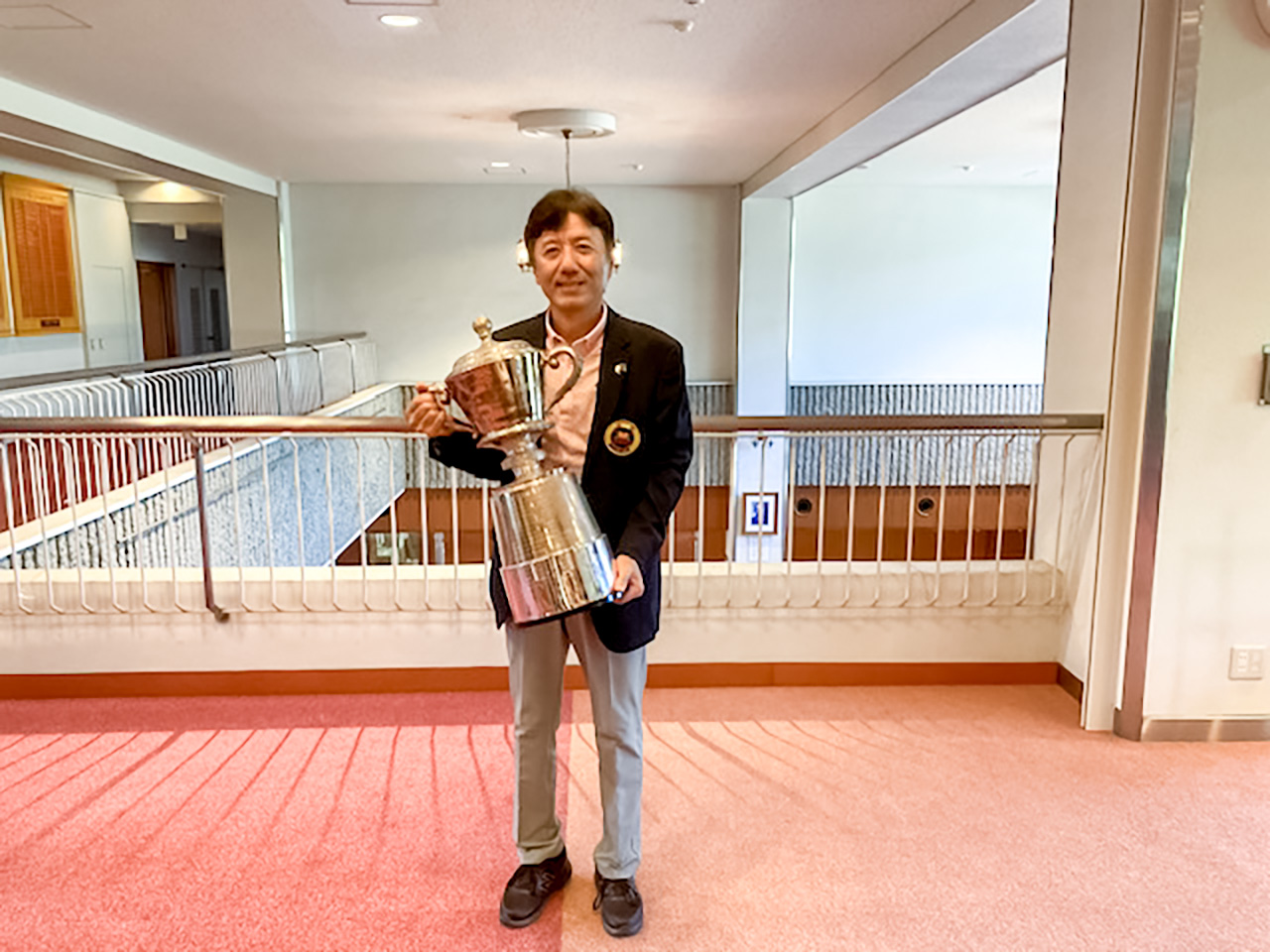 2年連続で優勝カップを手にした優勝渡辺一弘選手